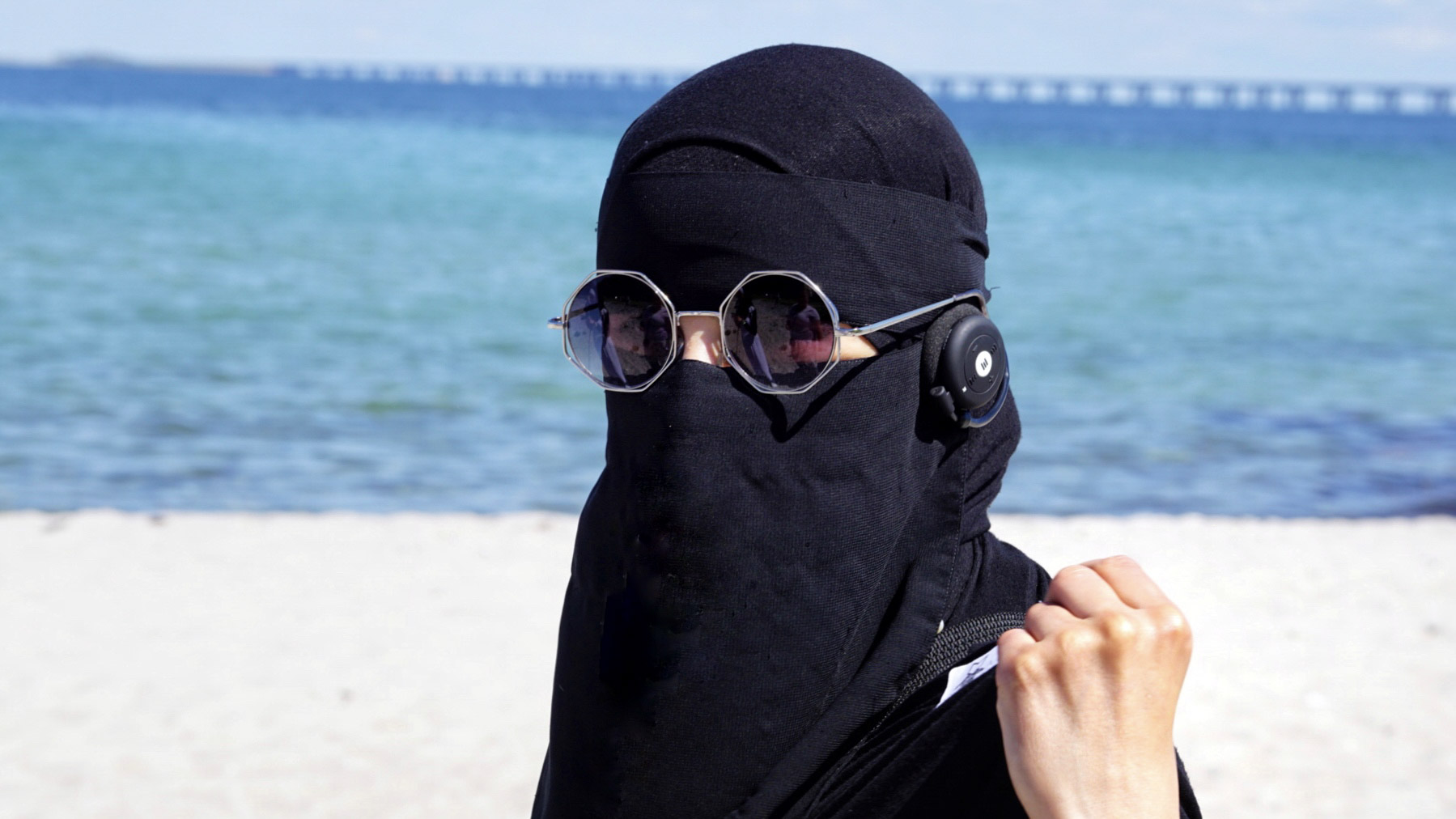 gæld maskinskriver Konkret Kvinden fra Kvickly i Niqab med solbriller og headset - Hadforbrydelser.dk